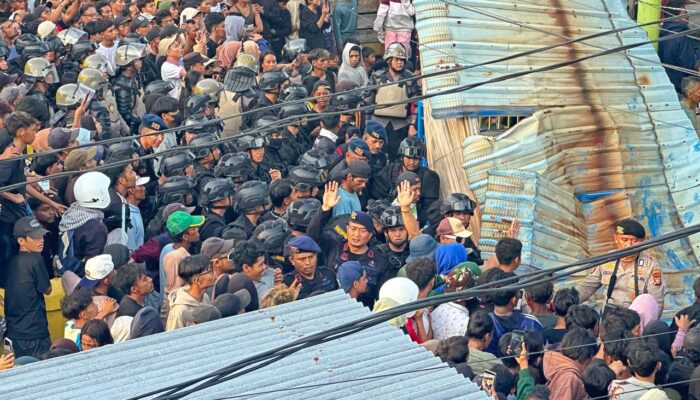 Memanas di Panipahan! Aksi Massa Nyaris Ricuh, Brimob Polda Riau Tampil Humanis Redam Situasi