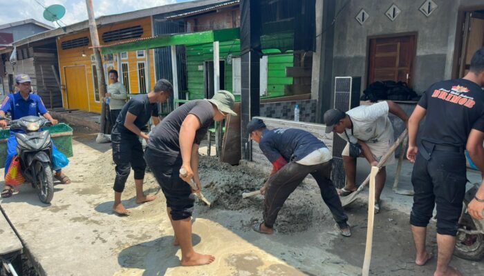 Brimob Polda Riau dan Polres Rohil Gotong Royong di Panipahan, Wujud Nyata Kepedulian Polri