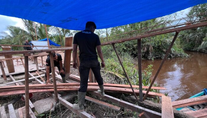 Progres 45 Persen, Satgas Brimob Polda Riau Rakit Kerangka Balok Jembatan di Batang Tuaka Inhil