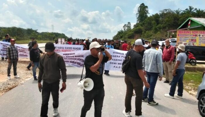 Ratusan Masyarakat Geruduk Kantor Walikota Desak Pemkot Pekanbaru Putus Kontrak Dengan PT Yabisa Sukses Mandiri Karna Dinilai Menyalahi Aturan Perparkiran