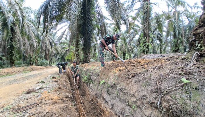 Satgas TMMD dan Warga Tengganau Berjibaku Bikin Drainase di jalan Bunta