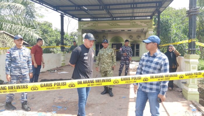 Wakil Bupati Rohil Jhony Charles bersama Kapolres Rohil terjun langsung ke lokasi  rumah yang dibakar warga karena  diduga bandar narkoba di Panipahan