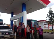 Babinsa Kelurahan Mundam Koramil 02/Bukit Kapur Lakukan Pemantauan SPBU 14.288.659 di Medang Kampai, Pastikan Antrean Lancar dan Situasi Kamtibmas Tetap Kondusif