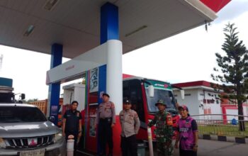 Babinsa Kelurahan Mundam Koramil 02/Bukit Kapur Lakukan Pemantauan SPBU 14.288.659 di Medang Kampai, Pastikan Antrean Lancar dan Situasi Kamtibmas Tetap Kondusif