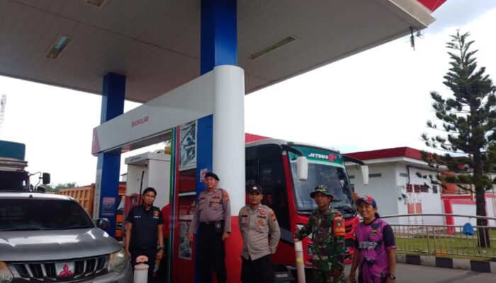 Babinsa Kelurahan Mundam Koramil 02/Bukit Kapur Lakukan Pemantauan SPBU 14.288.659 di Medang Kampai, Pastikan Antrean Lancar dan Situasi Kamtibmas Tetap Kondusif
