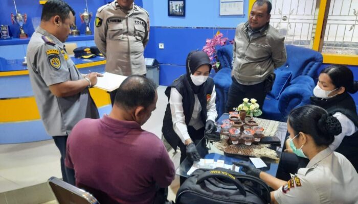 Polres Dumai Perang Terhadap Narkoba : Deteksi Dini Terhadap Penyalahgunaan Narkoba, Polres Dumai Laksanakan Test Urine Kepada Personil Dishub Kota Dumai