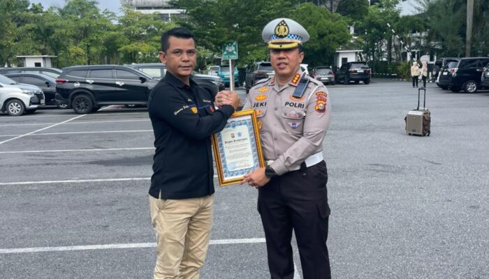 Dirlantas Polda Riau Pimpin Apel Pagi dan Berikan Penghargaan kepada Personel Berprestasi