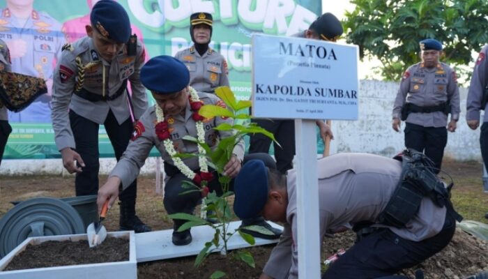 Polda Sumbar Tanam Lebih dari Seribu Pohon di Momen Hardiknas 2026, Biro SDM: Wujud Nyata Pendidikan Berbasis Lingkungan