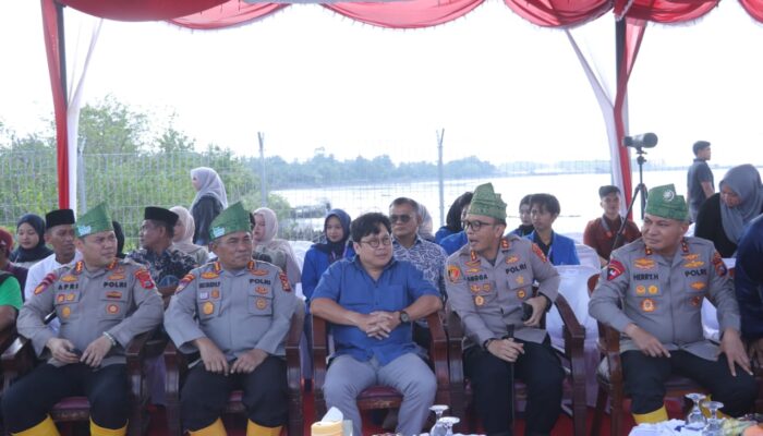 KAPOLDA RIAU PIMPIN AKSI HIJAU: POLRES DUMAI TANAM POHON UNTUK INVESTASI OKSIGEN DAN CEGAH ABRASI