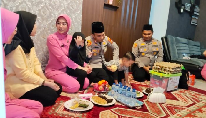 Hari Bhayangkara ke-80, Kapolres Dumai dan Ketua Bhayangkari Cabang Dumai Anjangsana ke Rumah Keluarga Almarhum Brigadir Dedi Handoko