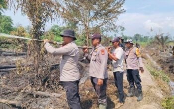 Karhutla Kembali Mengancam Sungai Sembilan, Kapolsek Apriadi Pimpin Langsung Pemadaman Batu Teritip”