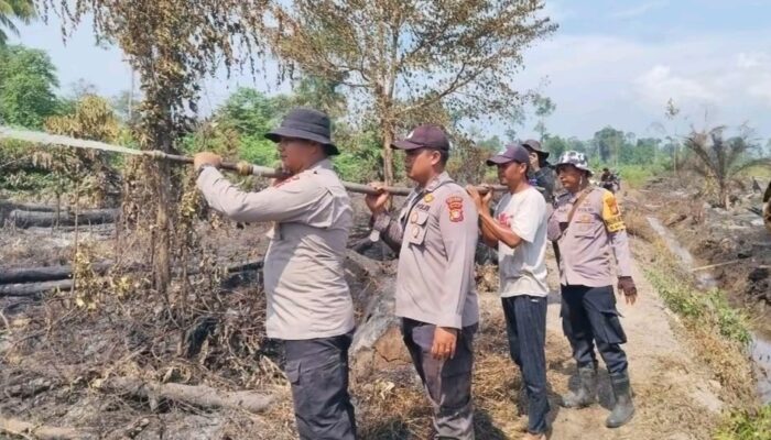 Karhutla Kembali Mengancam Sungai Sembilan, Kapolsek Apriadi Pimpin Langsung Pemadaman Batu Teritip”