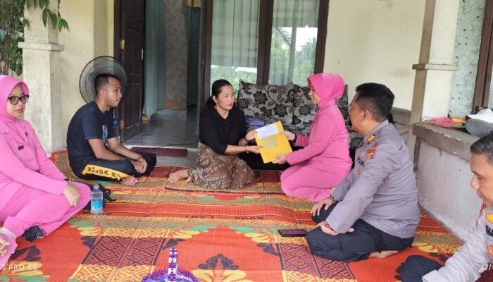 Silaturahmi dan Pemberian Tali Asih Polsek Dumai Timur kepada Keluarga Almarhum Aiptu Victor Sinaga