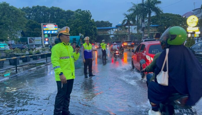 Hujan Deras Rendam Pekanbaru, Dirlantas Polda Riau Pimpin Langsung Urai Kemacetan dan Bantu Pengendara