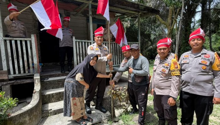 Ekspedisi Merah Putih Presisi, AKP Boy Setiawan Door to Door Bantu Lansia 99 Tahun dan Kibarkan Semangat HUT RI ke-81