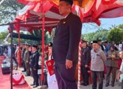 Anggota DPRD kabupaten Rohil Fraksi Golkar H.raja hot siregar bacakan detik detik proklamasi kemerdekan RI ke 81 di halaman kantor camat TPTM