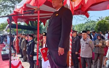 Anggota DPRD kabupaten Rohil Fraksi Golkar H.raja hot siregar bacakan detik detik proklamasi kemerdekan RI ke 81 di halaman kantor camat TPTM