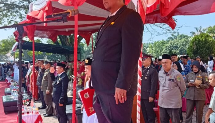 Anggota DPRD kabupaten Rohil Fraksi Golkar H.raja hot siregar bacakan detik detik proklamasi kemerdekan RI ke 81 di halaman kantor camat TPTM