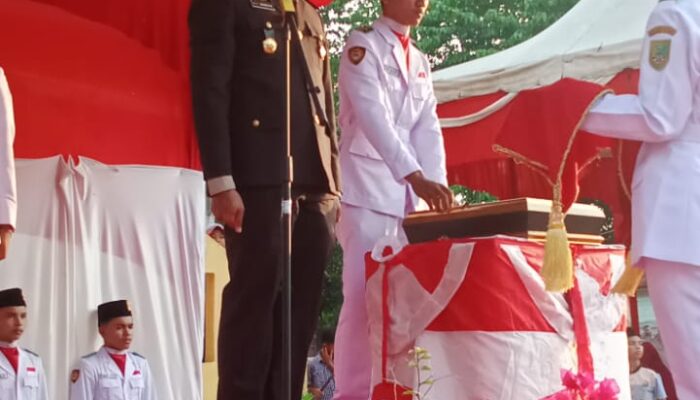 IPTU Kodam firman Sidabutar,SH,,MH Kapolsek TPTM jadi irup  penurunan bendera merah putih dalam HUT RI ke 81 tahun 2026 di halaman kantor camat TPTM