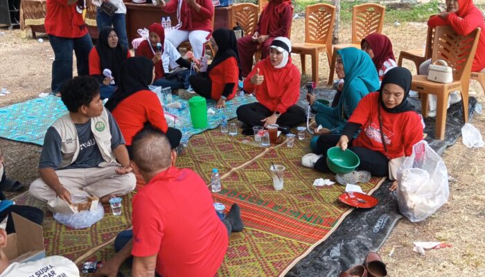 Kedekatan ketua 1 TP -PKK kabupaten Rohil indah Septiani dengan masyarakat kepenghuluan Batu hampar, makan nasi bungkus  bersama di atas tikar