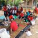 Kedekatan ketua 1 TP -PKK kabupaten Rohil indah Septiani dengan masyarakat kepenghuluan Batu hampar, makan nasi bungkus  bersama di atas tikar