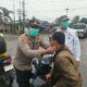 Kapolsek Dedi Nofarizal Turun Langsung 200 Masker Dibagikan untuk Warga Dumai