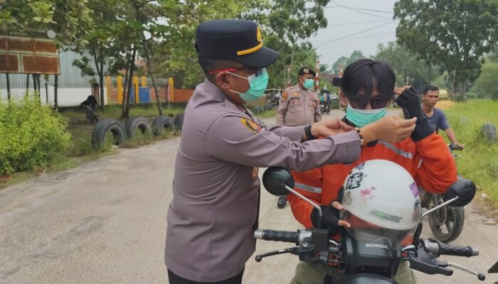 Polsek Dumai Timur AKP Rhino Handoyo Bagikan 200 Masker Gratis