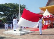 Suasana penuh haru dan hidmat detik detik pengibaran  sang saka merah putih peringatan HUT RI  ke 81 di halaman kantor camat TPTM,