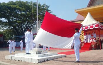 Suasana penuh haru dan hidmat detik detik pengibaran  sang saka merah putih peringatan HUT RI  ke 81 di halaman kantor camat TPTM,