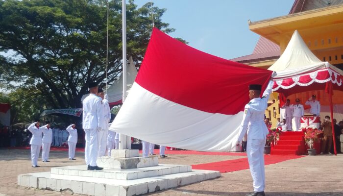 Suasana penuh haru dan hidmat detik detik pengibaran  sang saka merah putih peringatan HUT RI  ke 81 di halaman kantor camat TPTM,