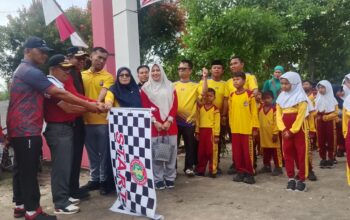 Wakil Bupati Rohil Jhony Charles lepas jalan santai SDN 008 labuhan papan, dan berikan bantuan langsung dari BAZNAS kepada kaum duafa di kecamatan TPTM