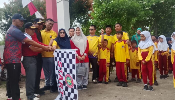 Wakil Bupati Rohil Jhony Charles lepas jalan santai SDN 008 labuhan papan, dan berikan bantuan langsung dari BAZNAS kepada kaum duafa di kecamatan TPTM