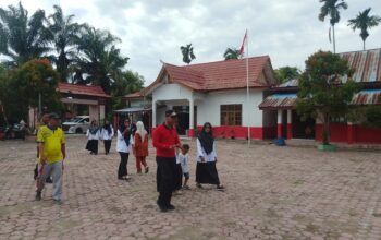 Disela sela kesibukannya, Wakil Bupati Rohil Jhony Charles lakukan kunjungan ke sekolah SDN 004 batu hampar kecamatan TPTM