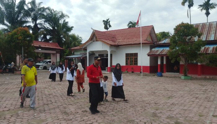 Disela sela kesibukannya, Wakil Bupati Rohil Jhony Charles lakukan kunjungan ke sekolah SDN 004 batu hampar kecamatan TPTM
