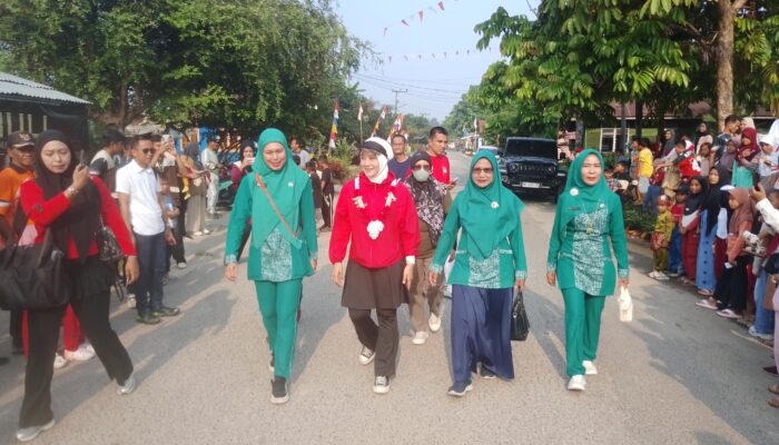 Semarak HUT RI ke 81, Ketua PKK kepenghuluan labuhan papan NOVi  bersama ketua 1 TP- PKK kabupaten Rohil Indah Septiani lepas peserta jalan santai di kepenghuluan labuhan papan