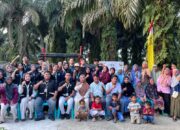 Penyerahan Kebun Tanaman Obat Keluarga dari KKN Kelompok 10 Universitas Muhammadiyah Riau kepada Kelurahan Tuah Negeri