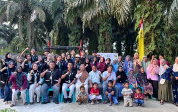 Penyerahan Kebun Tanaman Obat Keluarga dari KKN Kelompok 10 Universitas Muhammadiyah Riau kepada Kelurahan Tuah Negeri