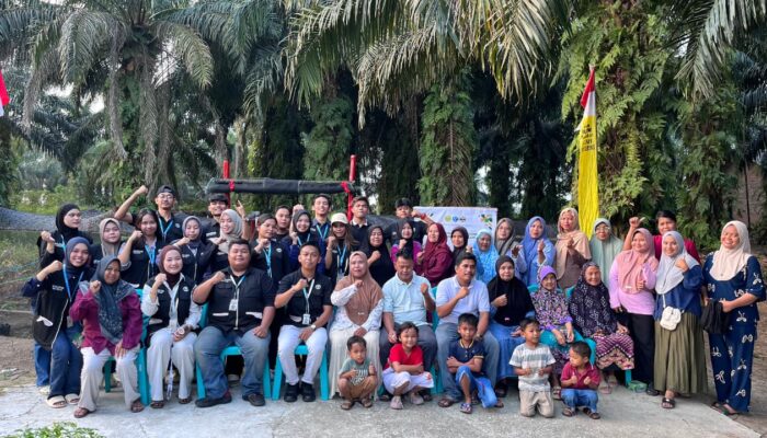 Penyerahan Kebun Tanaman Obat Keluarga dari KKN Kelompok 10 Universitas Muhammadiyah Riau kepada Kelurahan Tuah Negeri