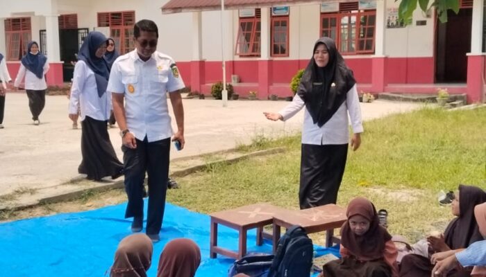 Kekurangan lokal SDN 10 permai TPTM, Siswa belajar dibawah pohon,  wakil Bupati Rohil Jhony Charles  tinjau langsung ke lokasi