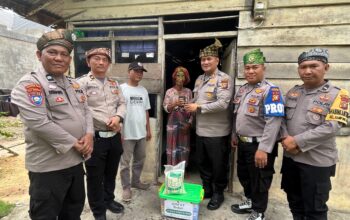 Kapolsek Boy Setiawan Berbagi Sembako dan Bibit Pohon kepada Warga