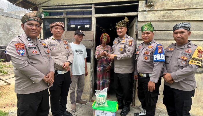 Kapolsek Boy Setiawan Berbagi Sembako dan Bibit Pohon kepada Warga