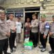 Kapolsek Boy Setiawan Berbagi Sembako dan Bibit Pohon kepada Warga