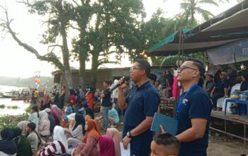 Wakil Bupati Rohil Jhony Charles buka secara resmi perlombaan Pacu sampan di tepian sungai Rokan , ujung tanjung