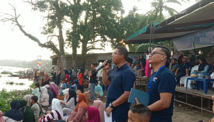 Wakil Bupati Rohil Jhony Charles buka secara resmi perlombaan Pacu sampan di tepian sungai Rokan , ujung tanjung